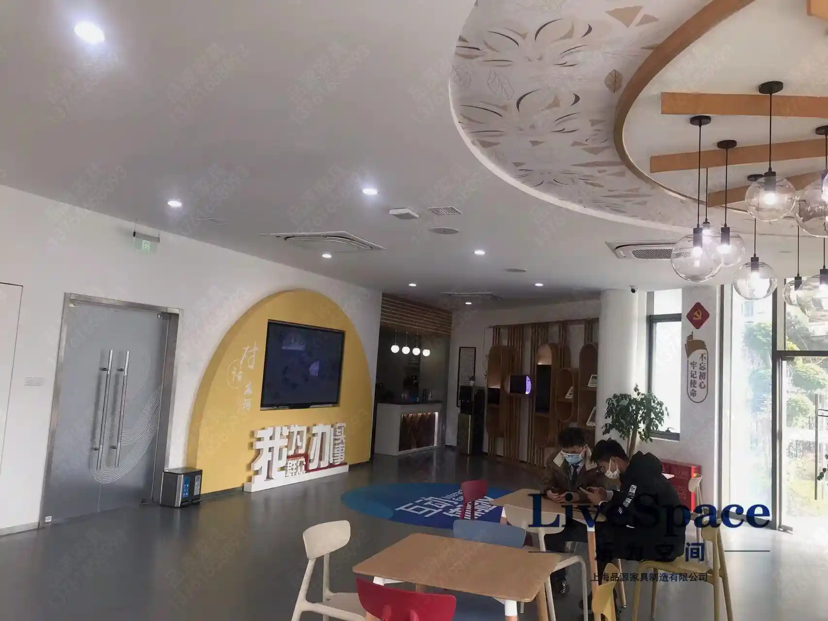 南码头路街道社区改造亮点：个性化木制隔断设计方案